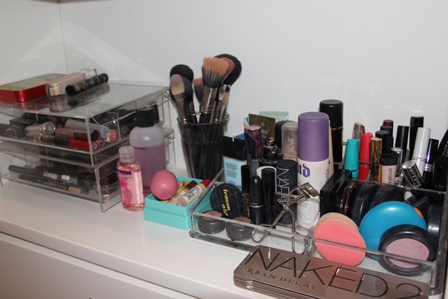 Dicas-de-como-organizar-maquiagem-closet-roupas-Lari-Duarte-2