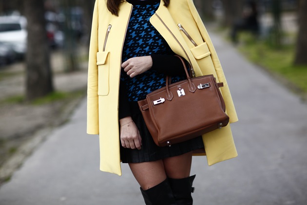Paris-fashion-week-street-style-inspiration-look-Lari-Duarte-yellow-blue-2