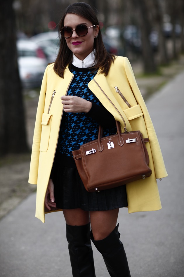 Paris-fashion-week-street-style-inspiration-look-Lari-Duarte-yellow-blue-3