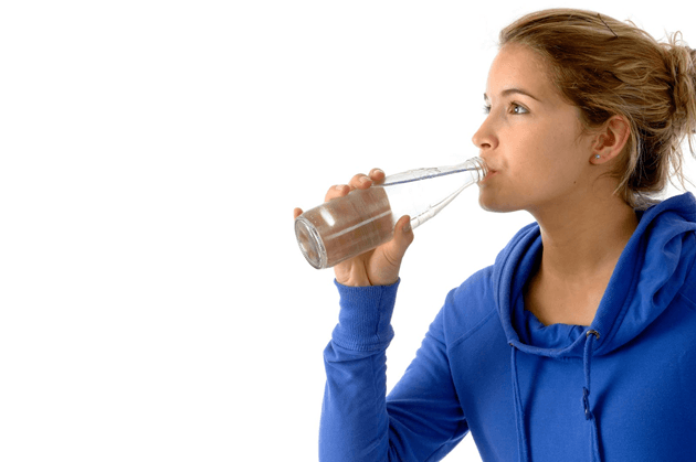 mulher-bebendo-agua