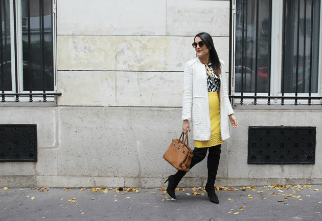 Look-do-dia-street-style-Paris-blogger-inspiration-parisien-saia-lápis-amarela-body-como-usar-Lari-Duarte-ruas-18